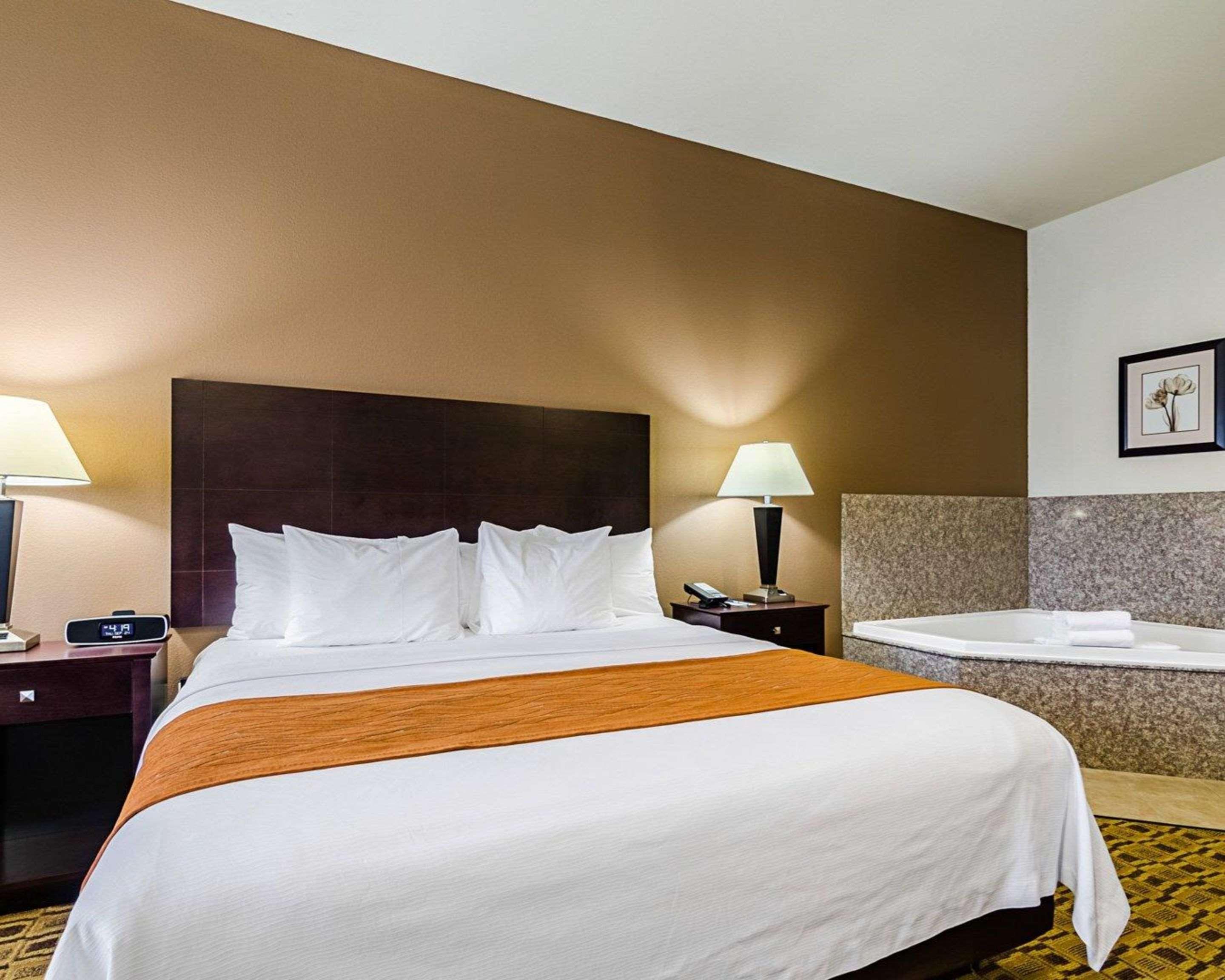 Comfort Inn & Suites Lawrence - University Area Екстериор снимка