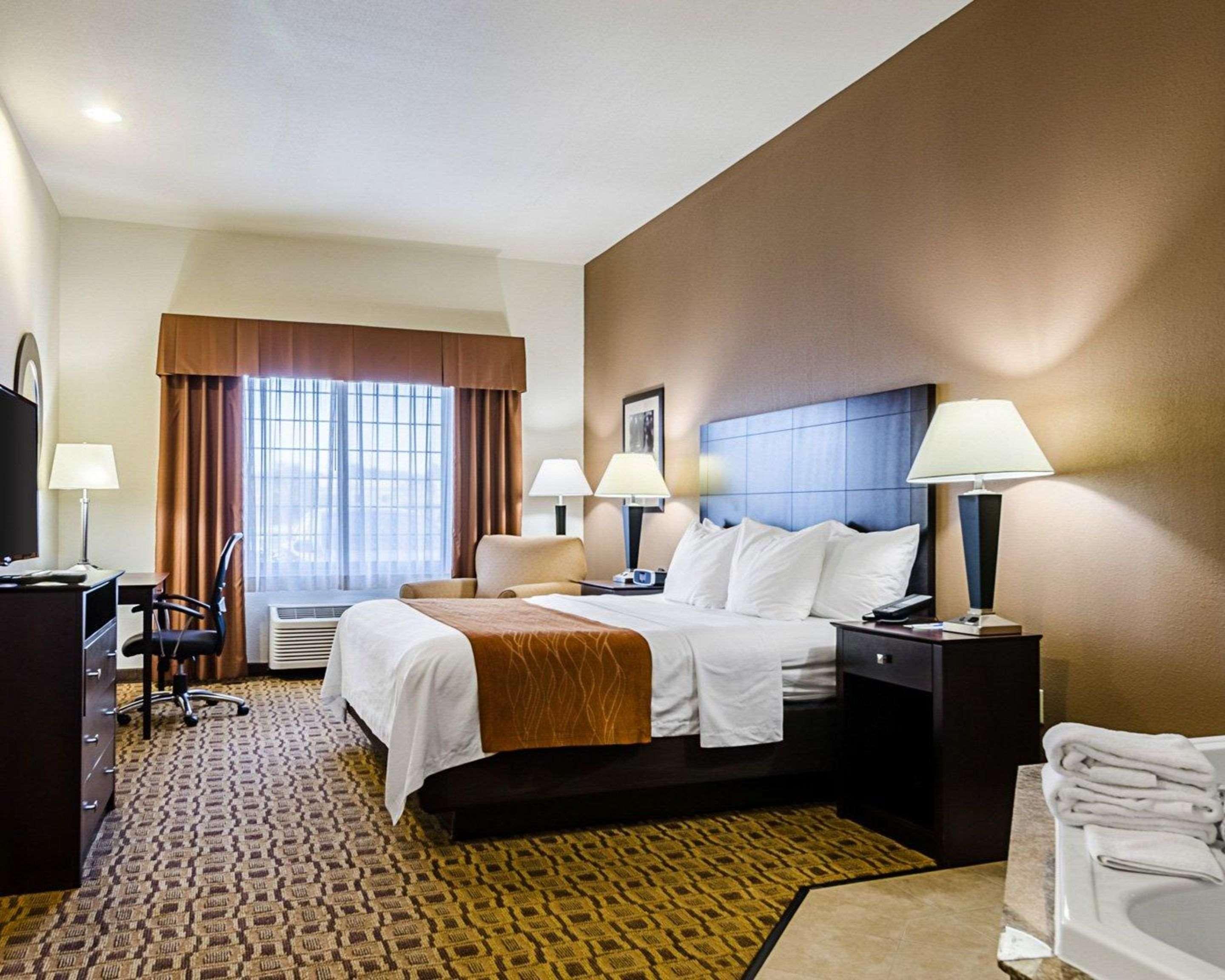 Comfort Inn & Suites Lawrence - University Area Екстериор снимка