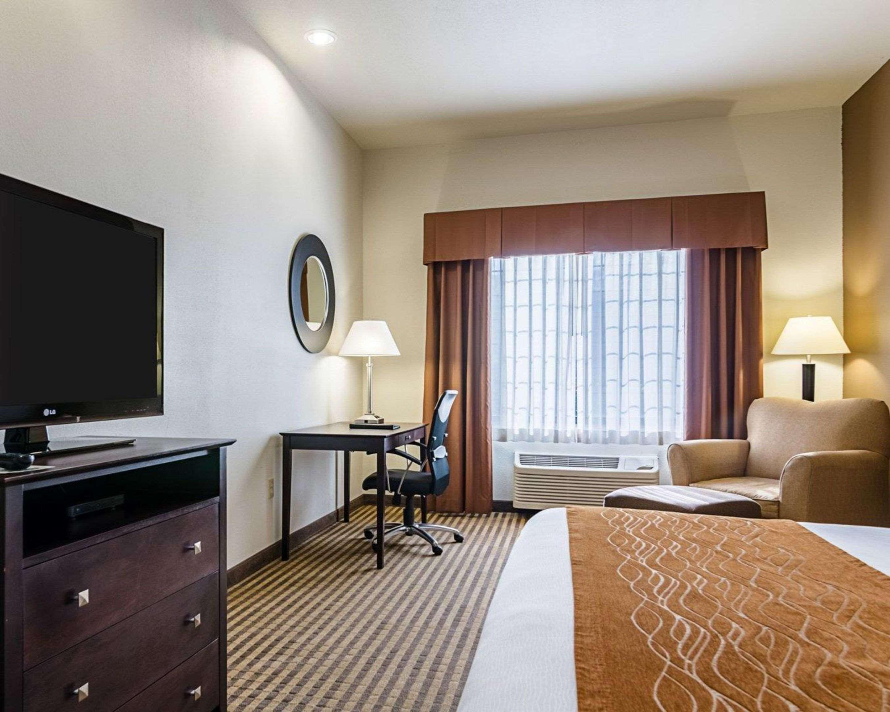 Comfort Inn & Suites Lawrence - University Area Екстериор снимка