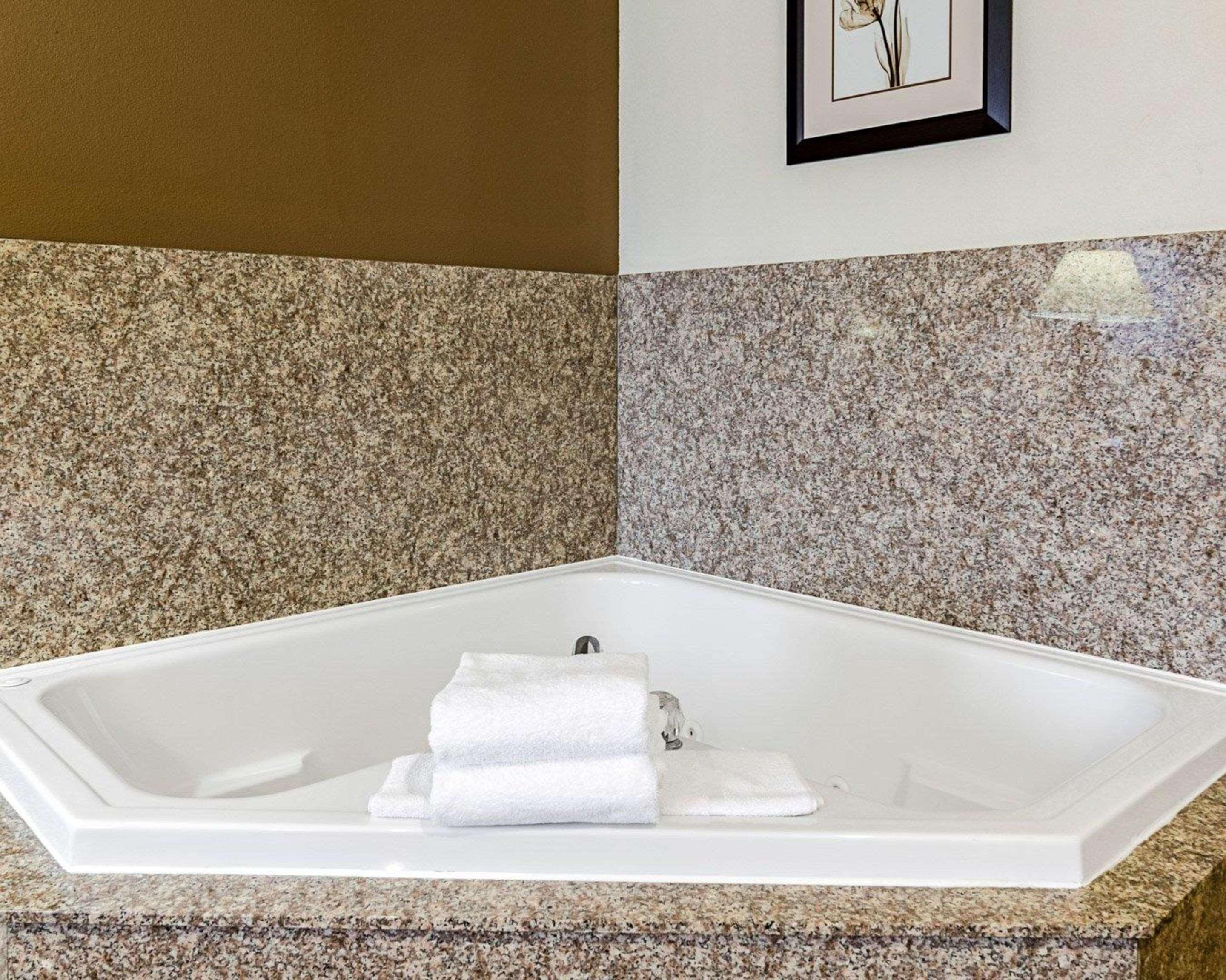 Comfort Inn & Suites Lawrence - University Area Екстериор снимка