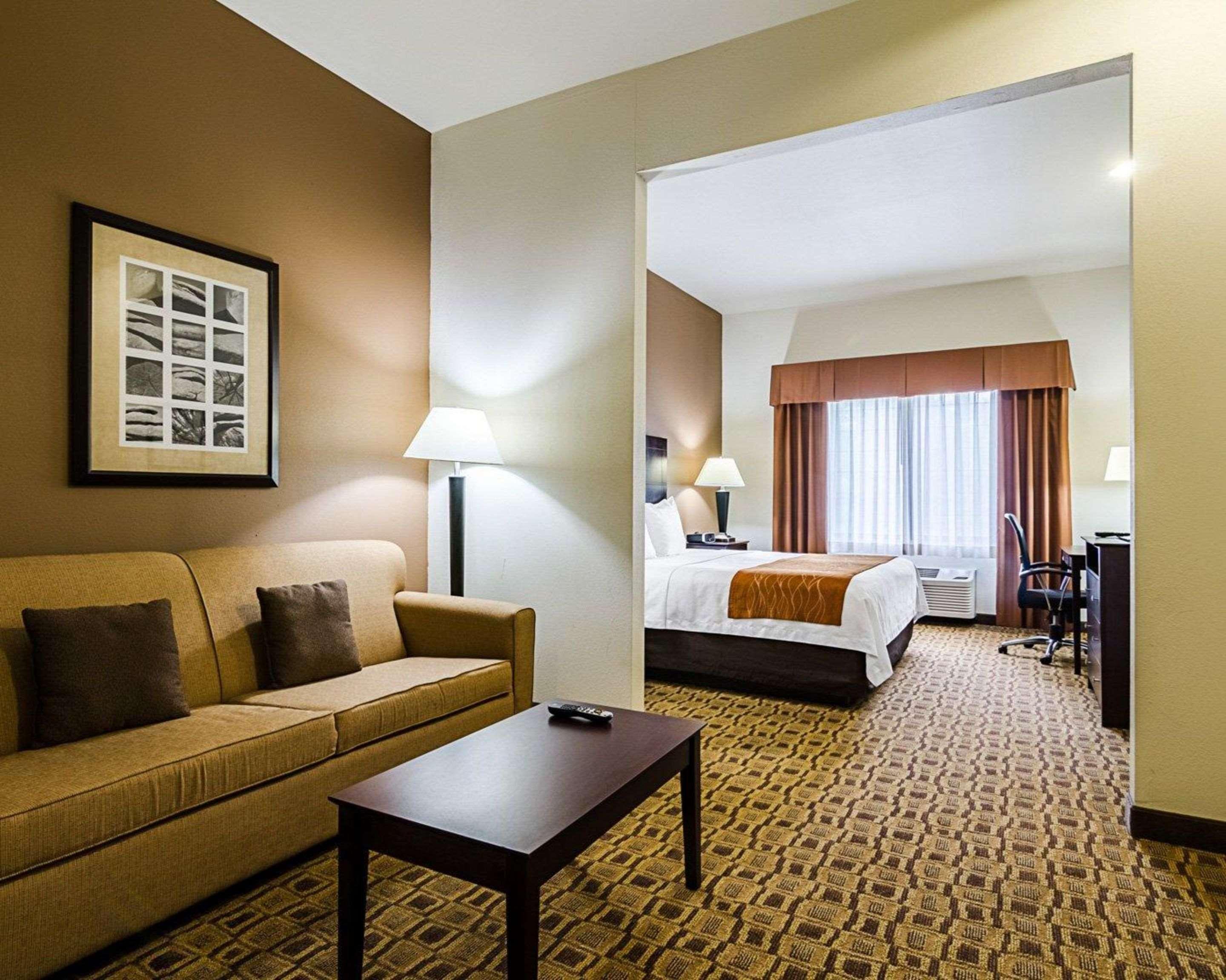 Comfort Inn & Suites Lawrence - University Area Екстериор снимка