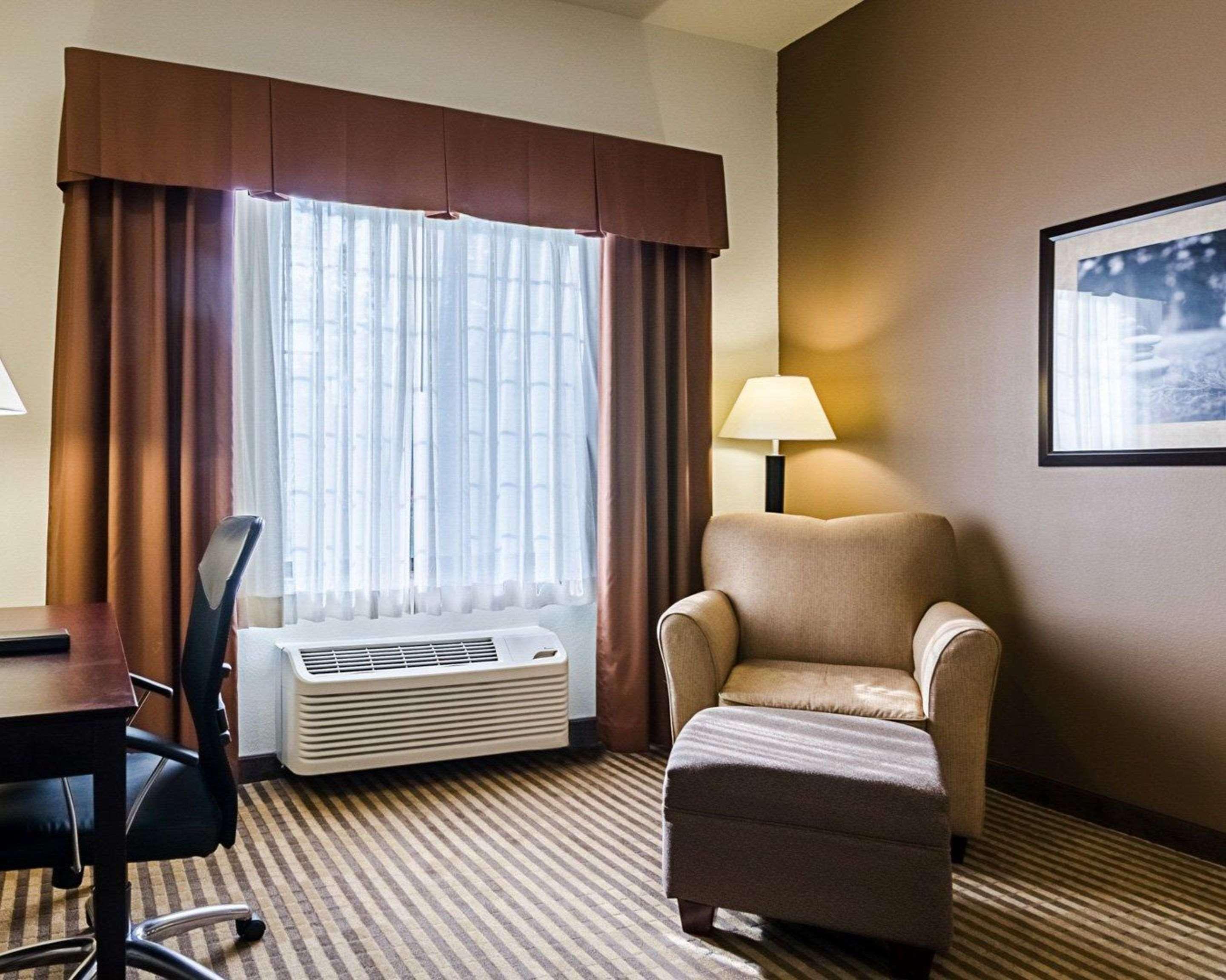 Comfort Inn & Suites Lawrence - University Area Екстериор снимка