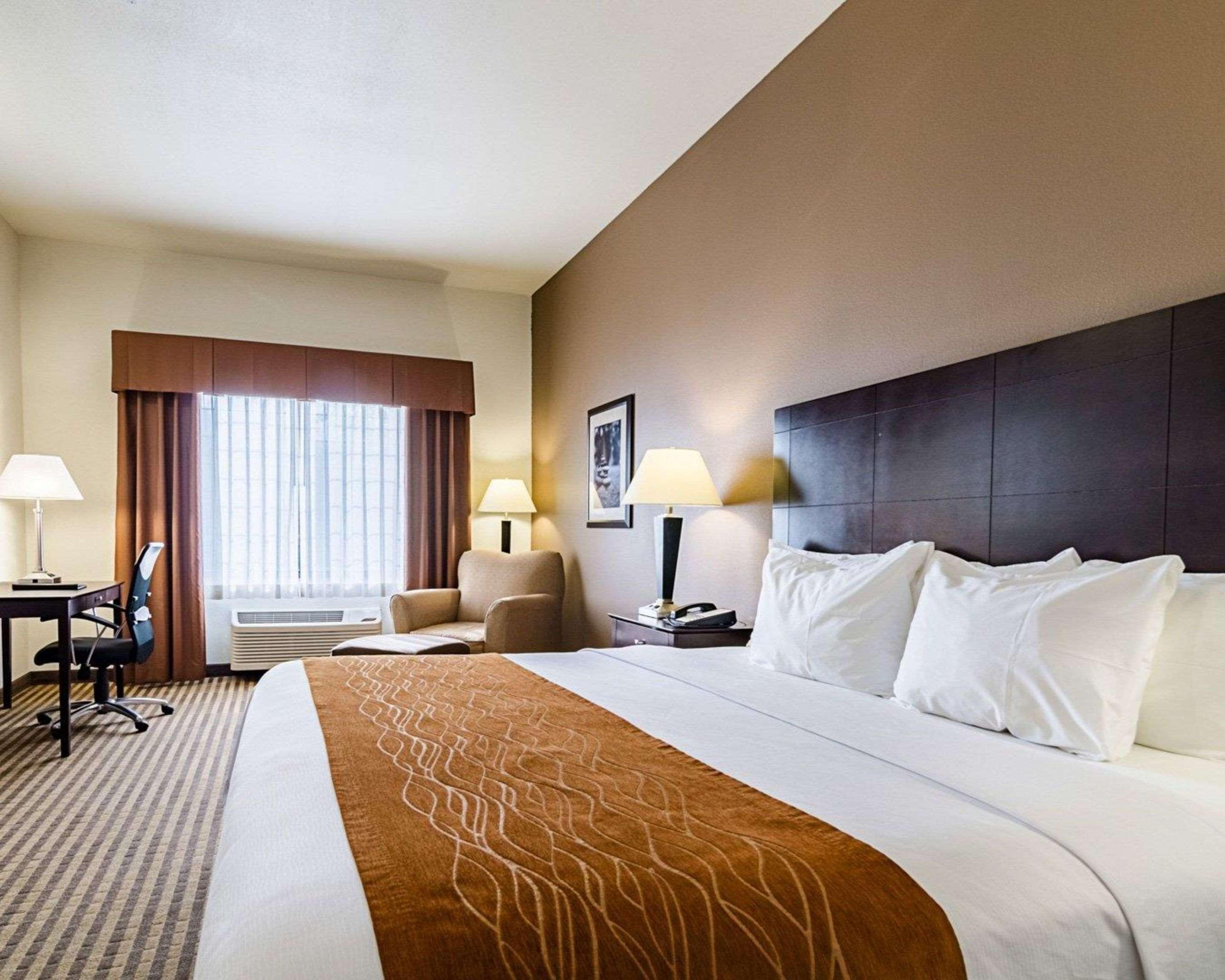 Comfort Inn & Suites Lawrence - University Area Екстериор снимка