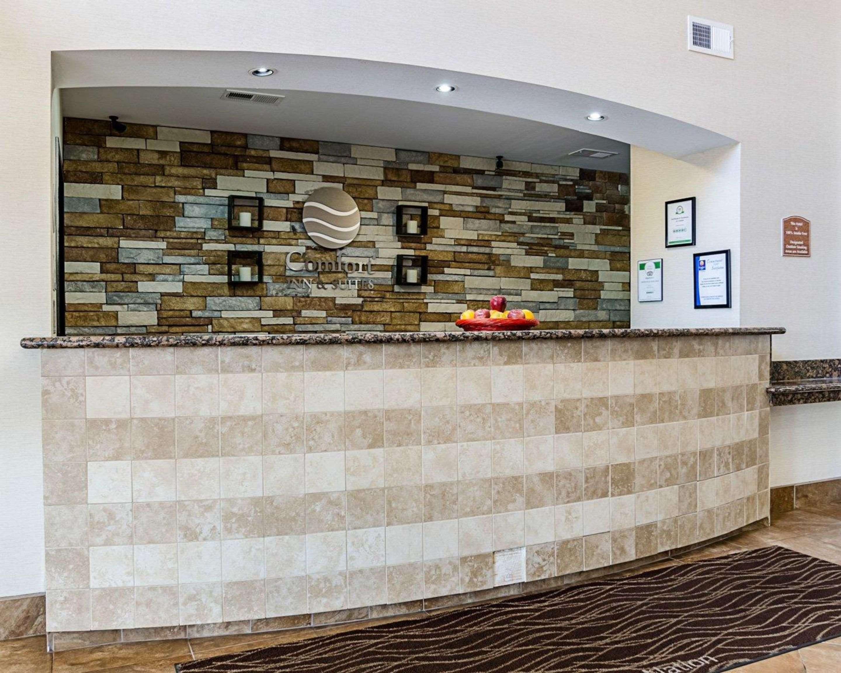 Comfort Inn & Suites Lawrence - University Area Екстериор снимка