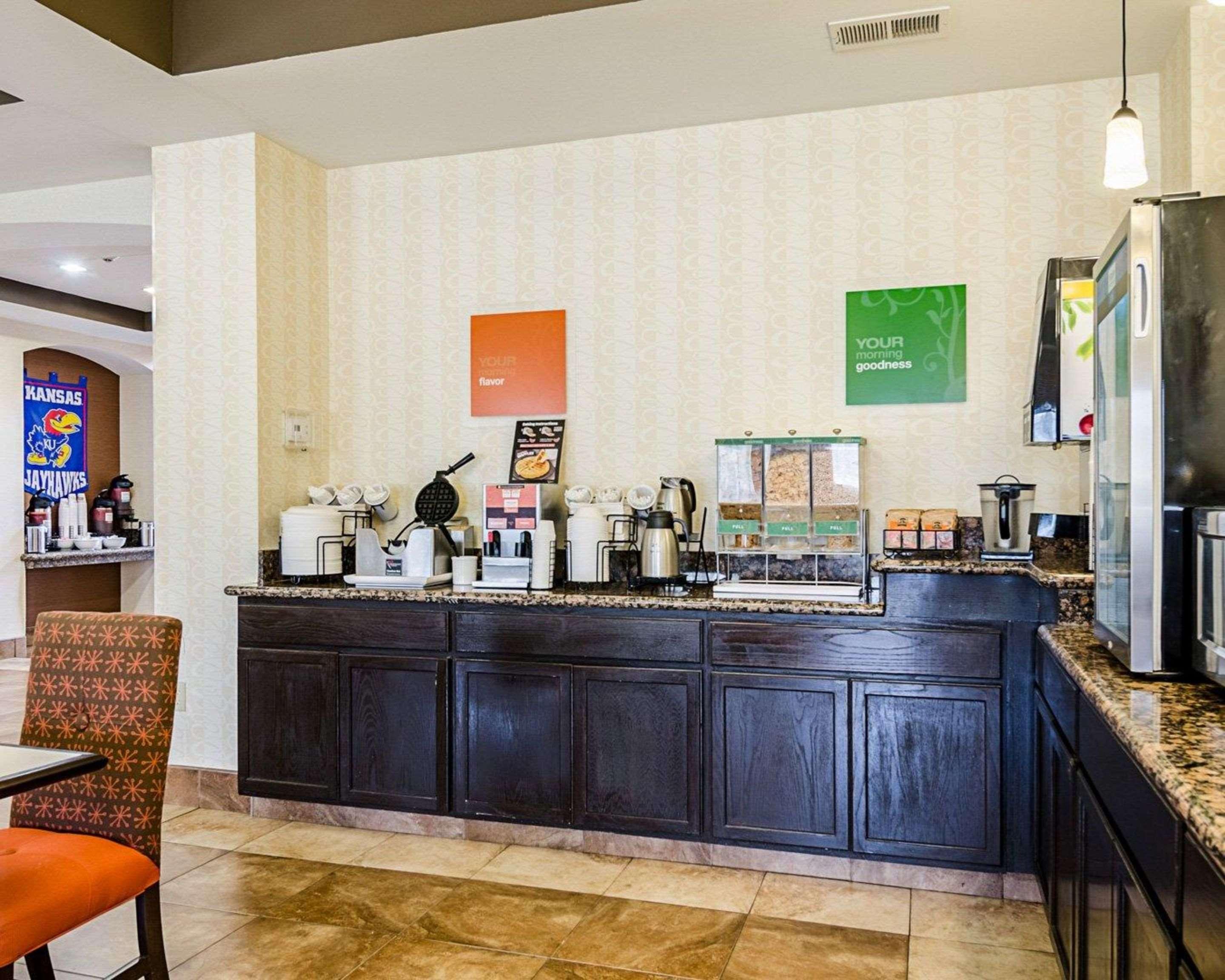 Comfort Inn & Suites Lawrence - University Area Екстериор снимка