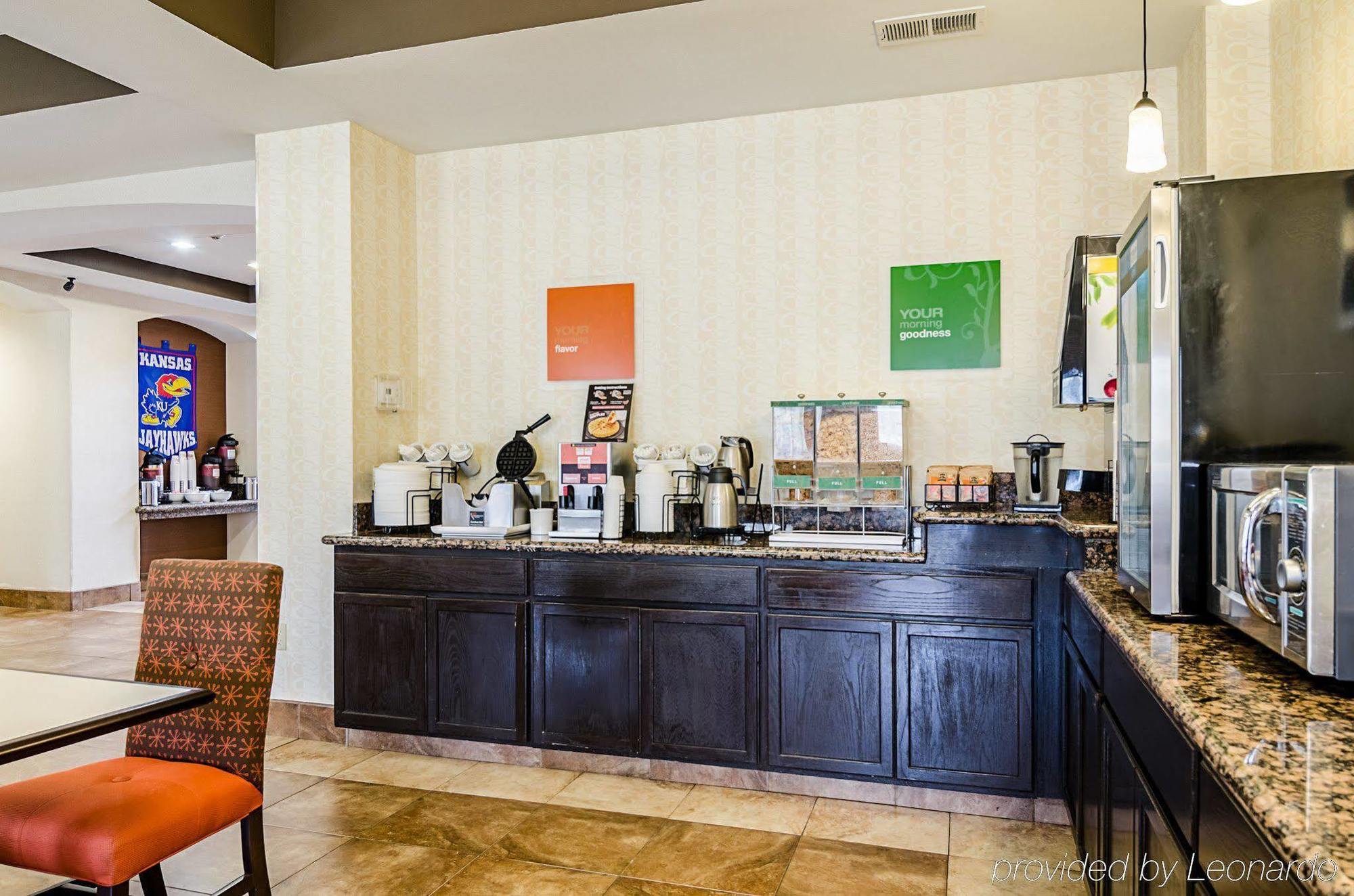 Comfort Inn & Suites Lawrence - University Area Екстериор снимка